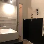 Au Pied De La Cite