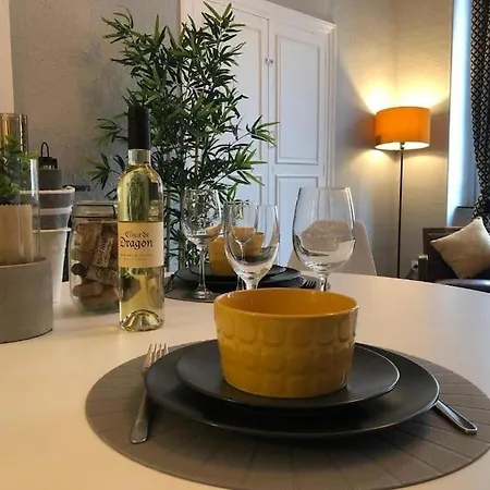 Au Pied De La Cite *