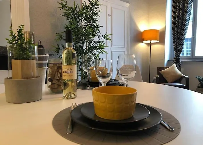 Au Pied De La Cite *